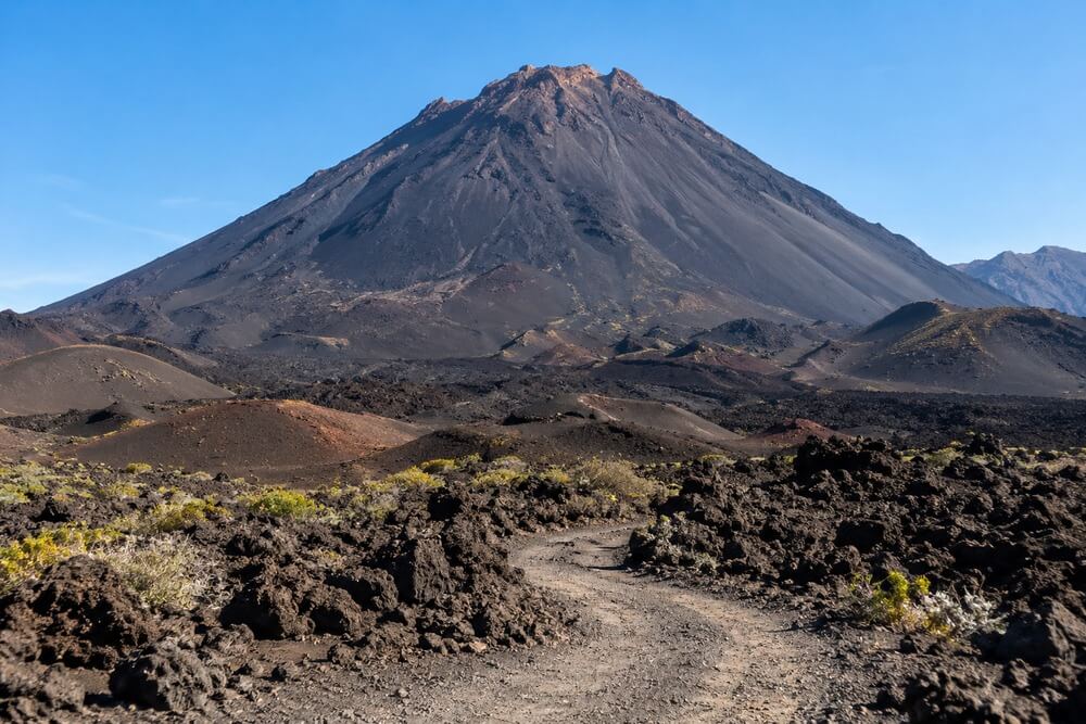 Pico do Fogo nad czarnym krajobrazem wulkanicznym