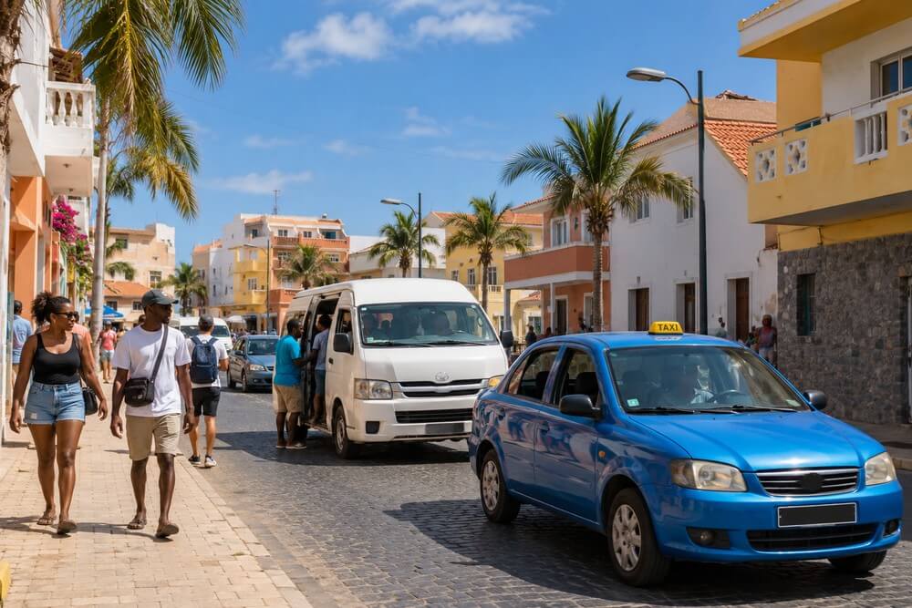 Taxi i aluguer na ulicy w Santa Maria na wyspie Sal