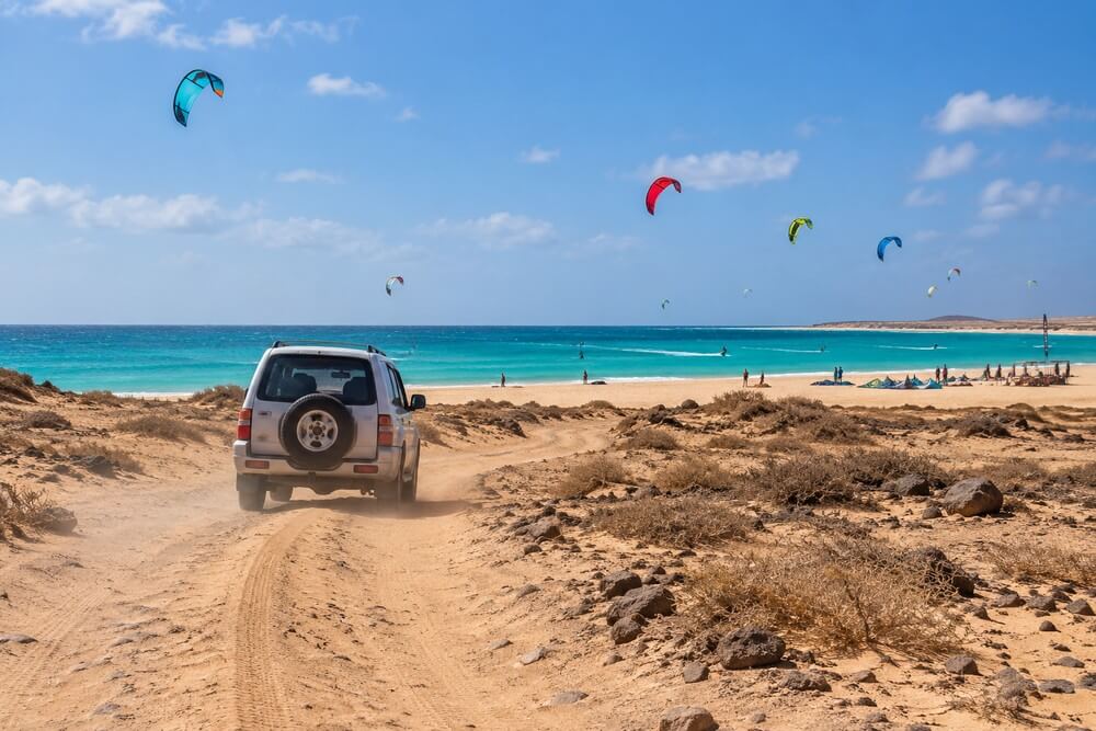 Piaszczysta droga do Kite Beach na wyspie Sal
