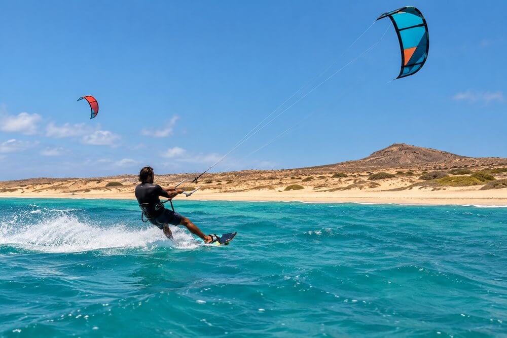 Kitesurfer na Kite Beach na wschodnim wybrzeżu Sal
